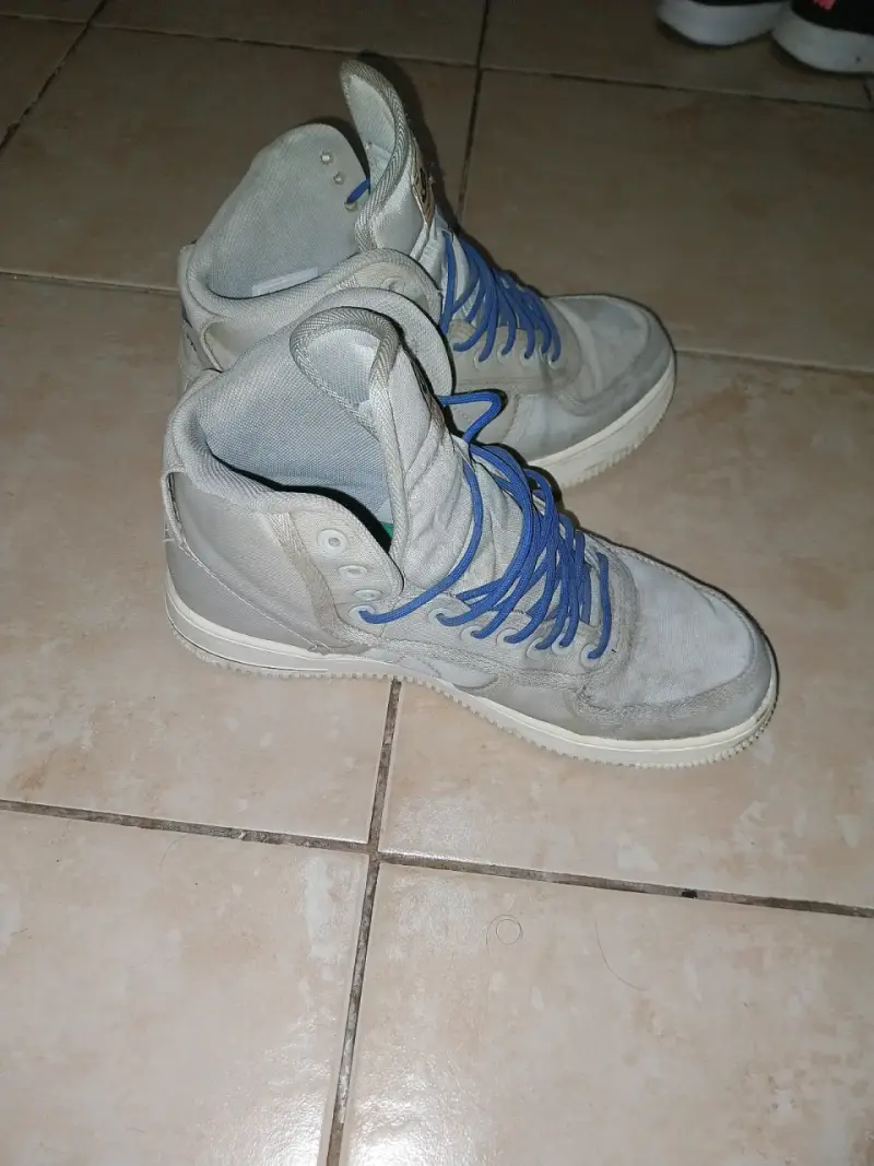 Zapatillas altas grises con cordones azules - 3