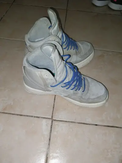 Zapatillas altas grises con cordones azules - miniatura 3