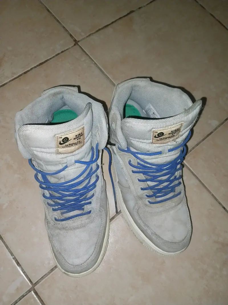 Zapatillas altas grises con cordones azules - 4
