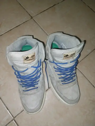 Zapatillas altas grises con cordones azules - miniatura 4