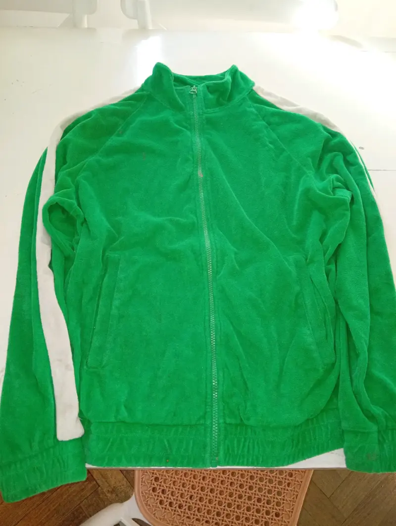 Chaqueta deportiva verde con cierre