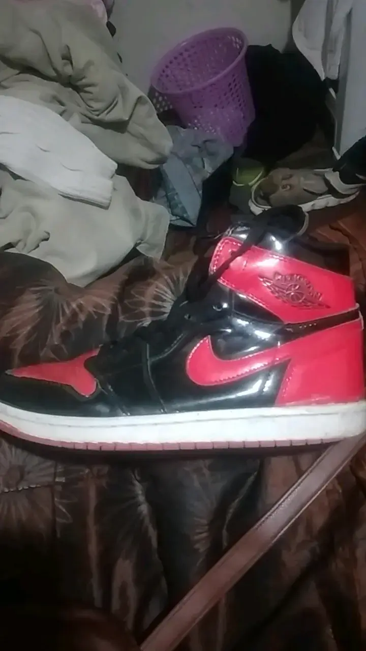 Zapatillas deportivas negras y rojas - 1