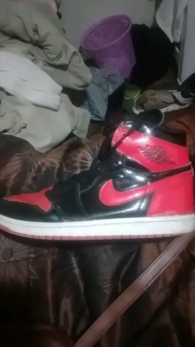 Zapatillas deportivas negras y rojas - miniatura 1