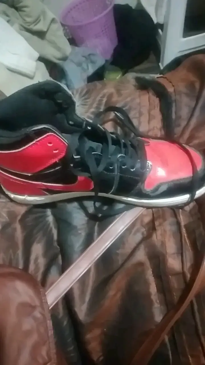 Zapatillas deportivas negras y rojas - 2