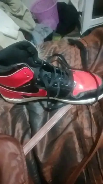 Zapatillas deportivas negras y rojas - miniatura 2