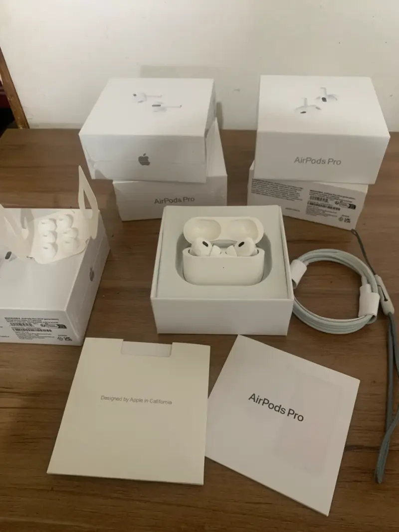 Audifonos estilo AirPods Pro con estuche de carga - 1