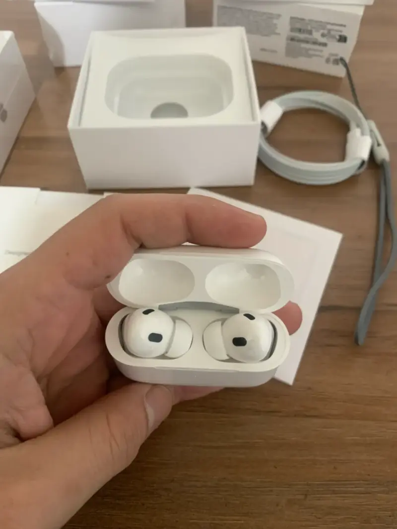 Audifonos estilo AirPods Pro con estuche de carga - 2