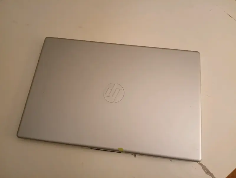Laptop HP con Intel Core i5 en buen estado - 2