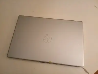 Laptop HP con Intel Core i5 en buen estado - miniatura 2