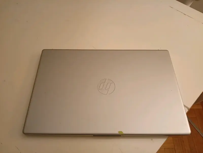 Laptop HP con Intel Core i5 en buen estado - 4