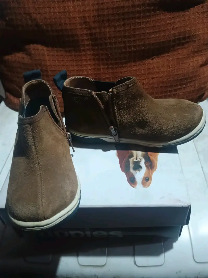 Botines de gamuza marrón para niños