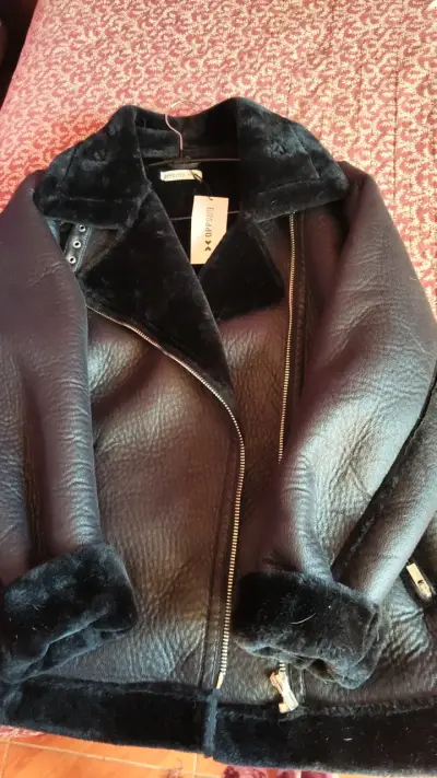 Chaqueta de cuero sintético con forro de piel negra Opposite - miniatura 1