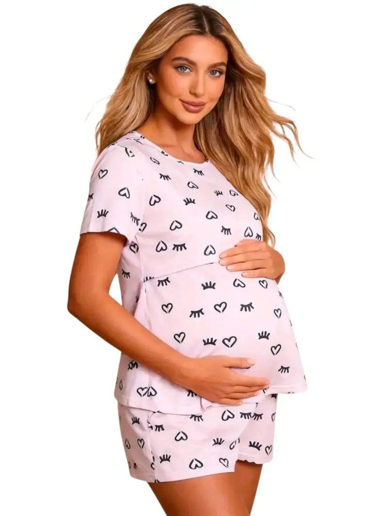 Pijama de maternidad rosa con estampado de corazones