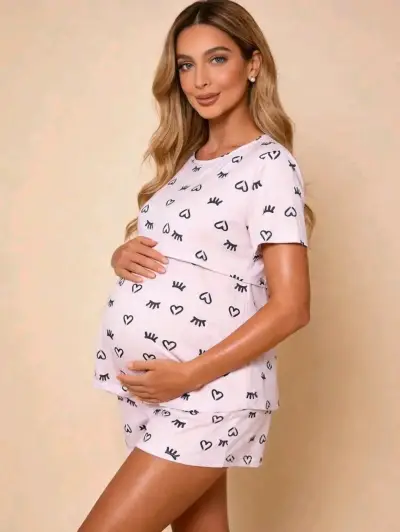 Pijama de maternidad rosa con estampado de corazones - miniatura 6