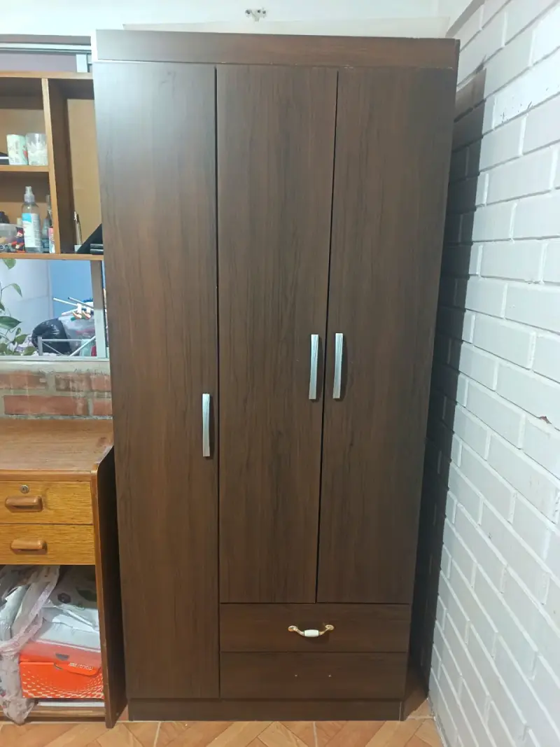 Ropero de madera con puertas y cajón - 1
