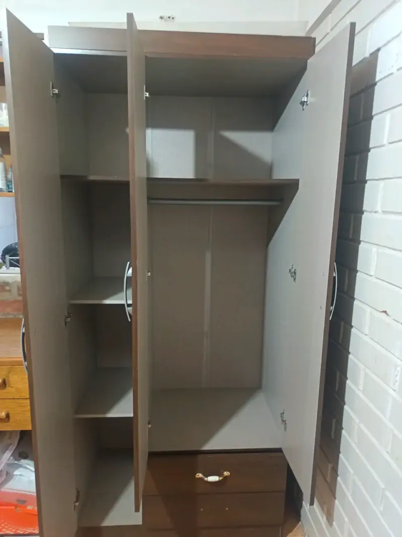 Ropero de madera con puertas y cajón - 2