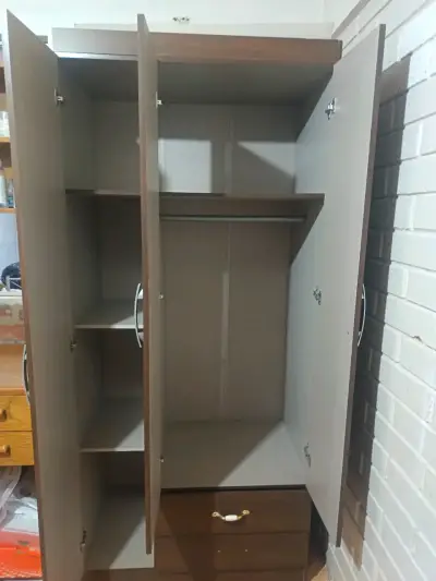 Ropero de madera con puertas y cajón - miniatura 2