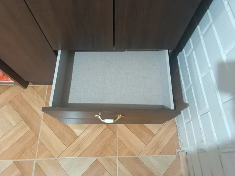 Ropero de madera con puertas y cajón - 3
