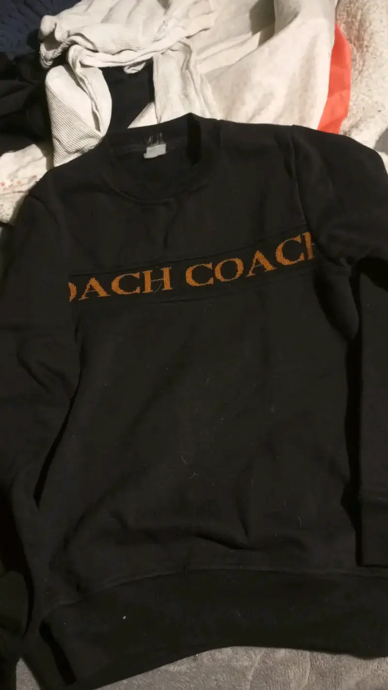 Polerón negro Coach con diseño moderno - 1