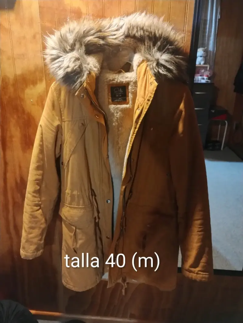Parka de mujer con capucha de piel sintética