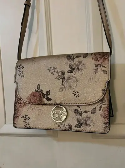 Cartera floral Guess con correa ajustable - miniatura 1