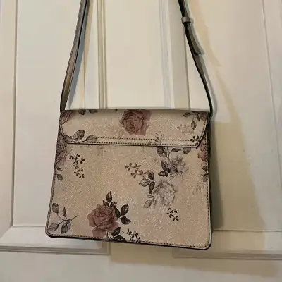 Cartera floral Guess con correa ajustable - miniatura 2
