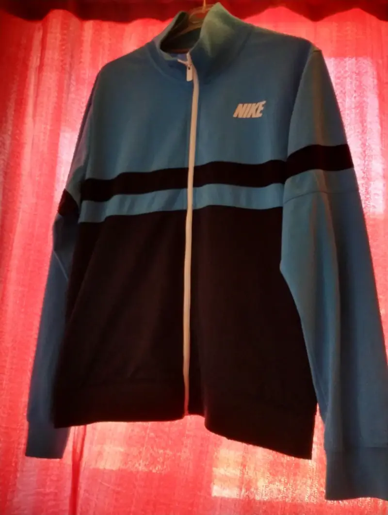 Chaqueta deportiva Nike azul y negra