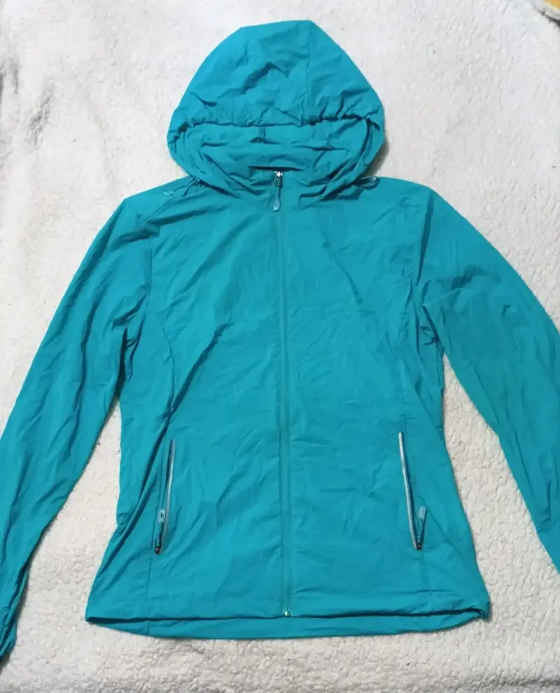 Chaqueta impermeable turquesa con capucha