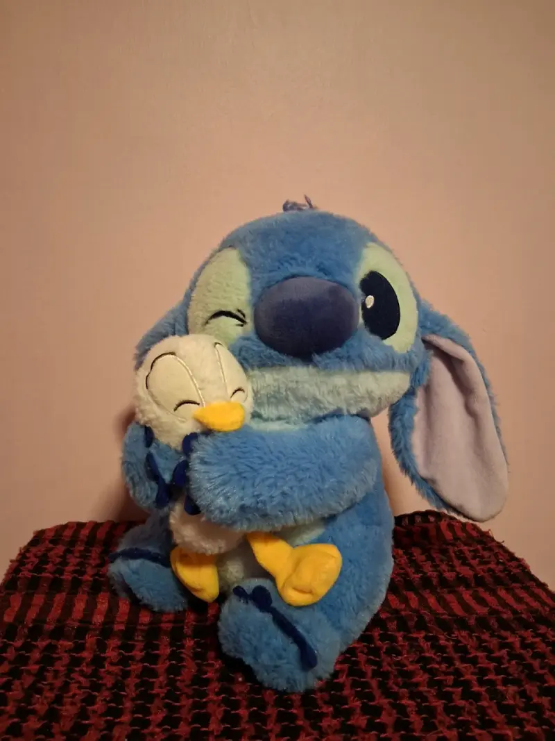 Peluche de Stitch abrazando un Patito - 1