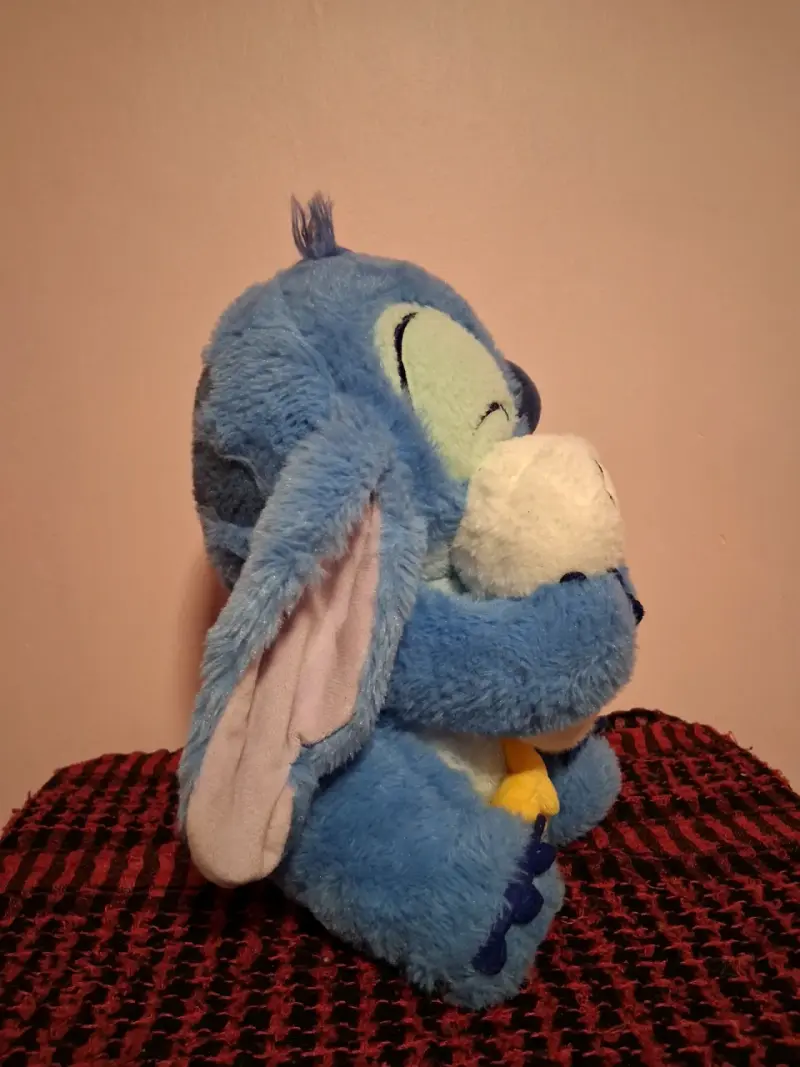 Peluche de Stitch abrazando un Patito - 3