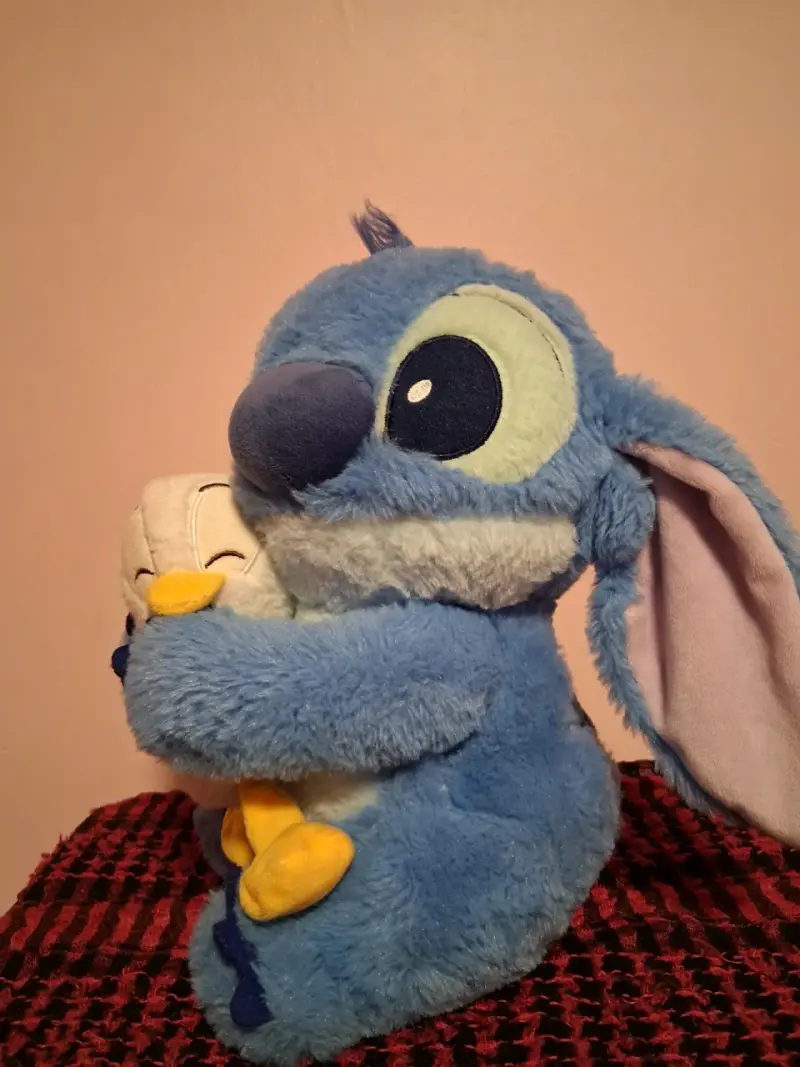 Peluche de Stitch abrazando un Patito - 4