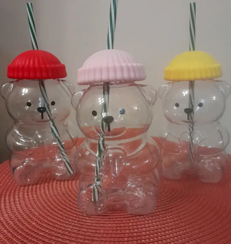 Botellas de agua en forma de oso con tapa de colores