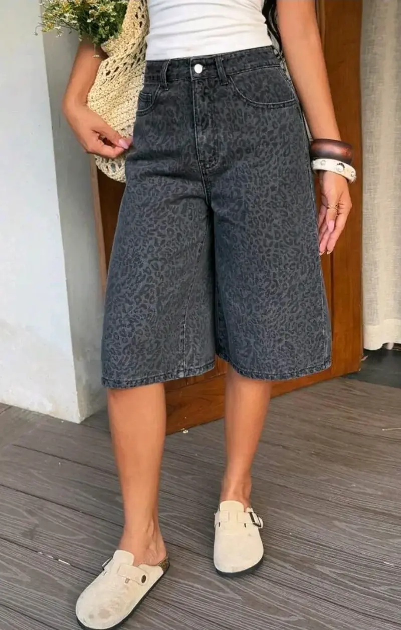 Bermudas de mezclilla con estampado animal print - 1
