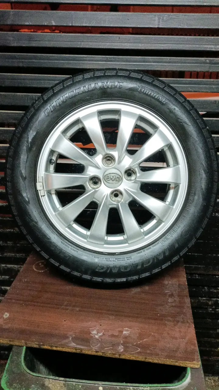 Llanta de aleación con neumático BYD