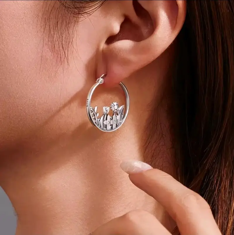 Aros de plata con diseño floral - 1