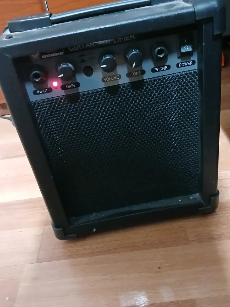 Guitarra eléctrica azul con amplificador y soporte - 3