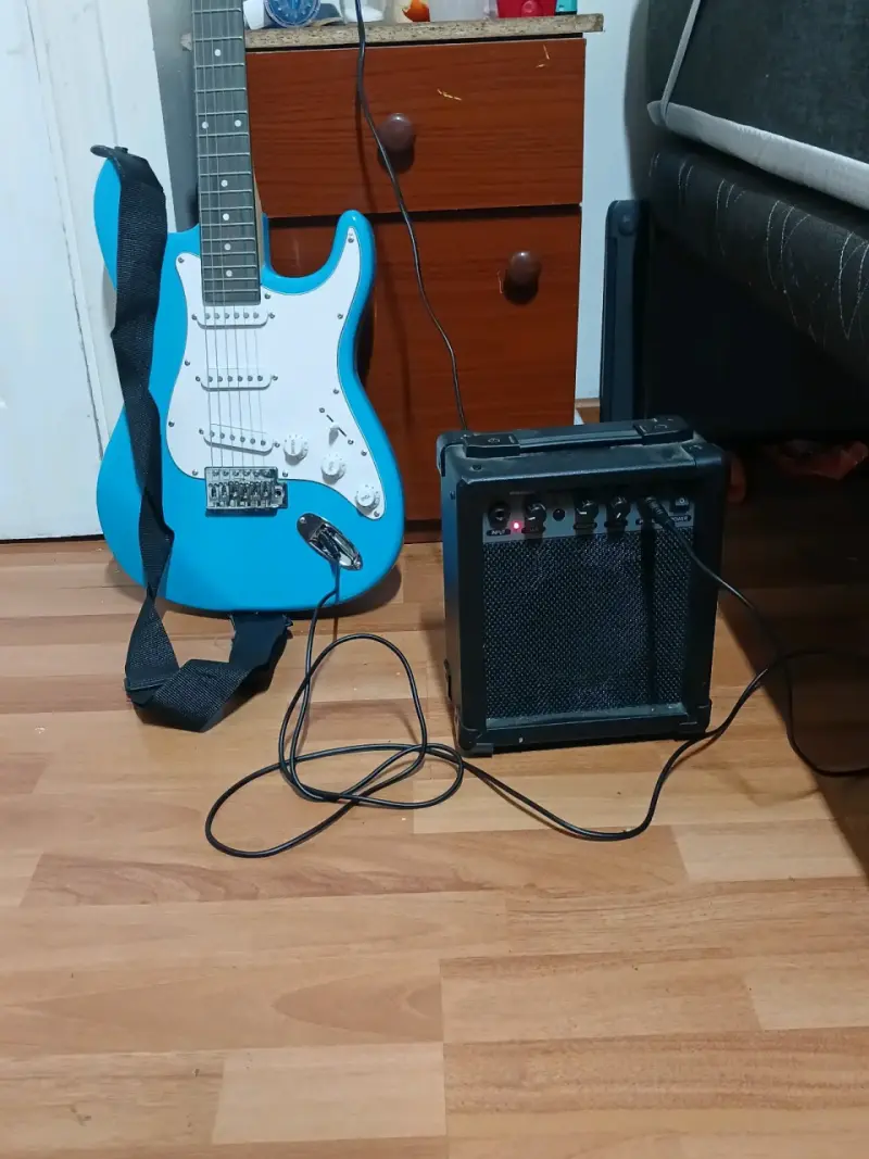 Guitarra eléctrica azul con amplificador y soporte - 4