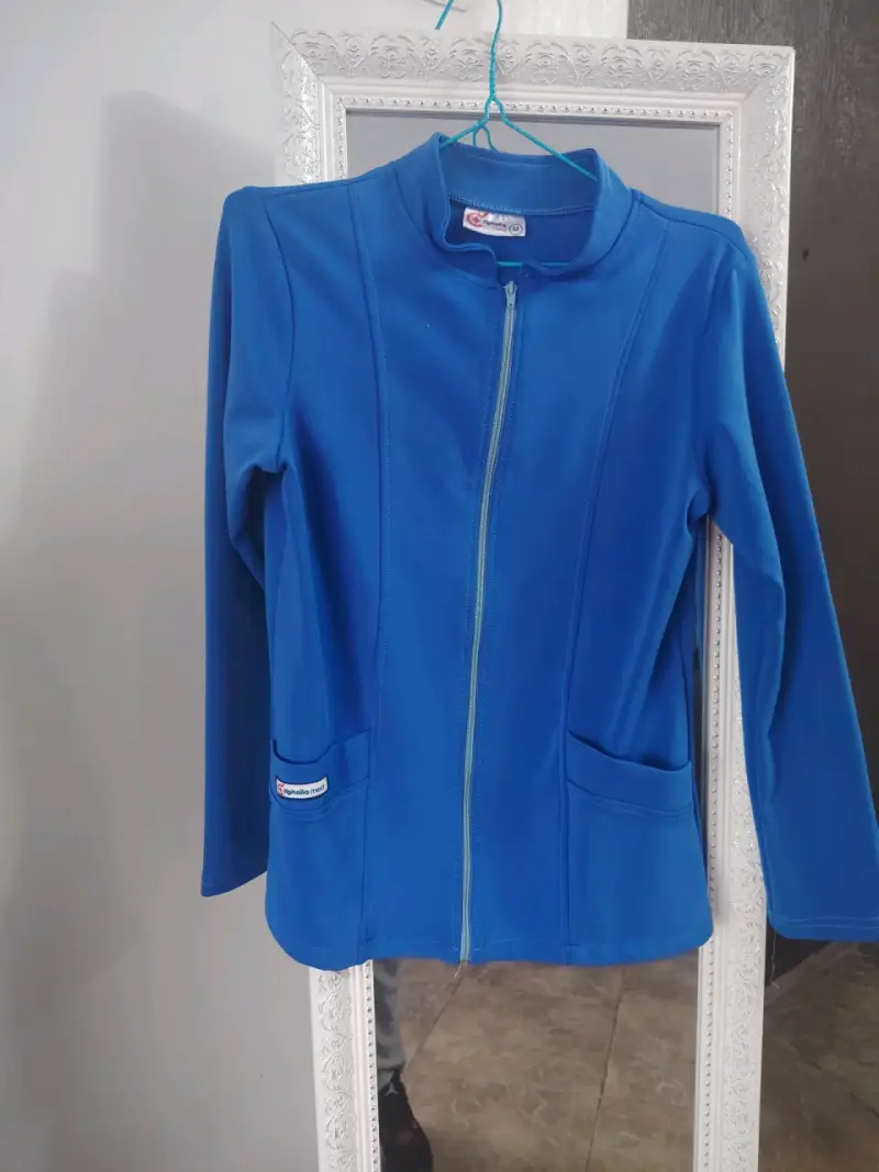 Chaqueta celeste con cierre y bolsillos