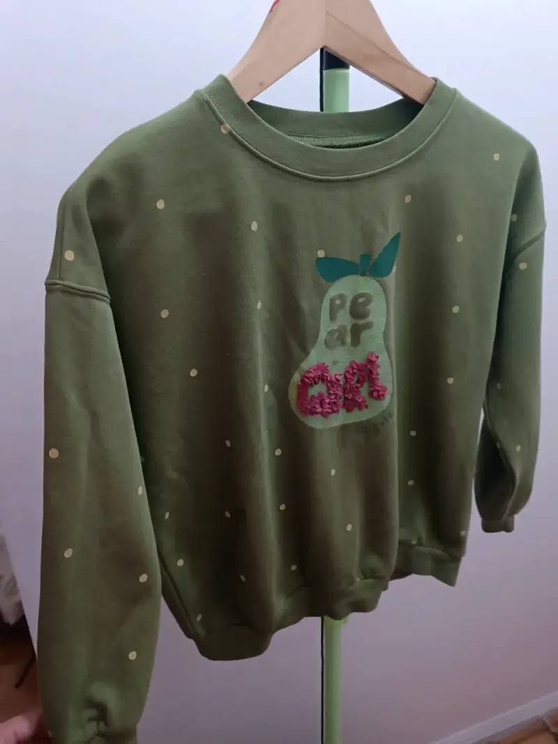 Polerón verde infantil con diseño de pera - 1