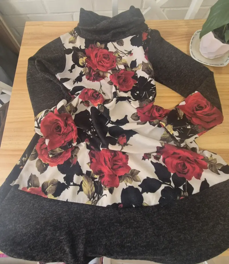 Vestido floral de manga larga con cuello alto