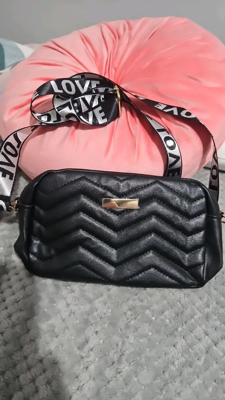 Cartera negra con diseño acolchado y correa 'Love'
