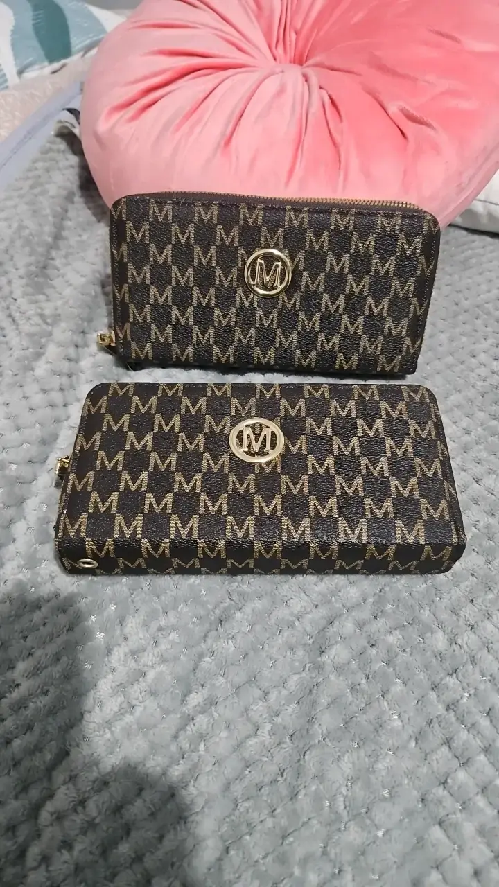 Cartera de mano con diseño de monograma