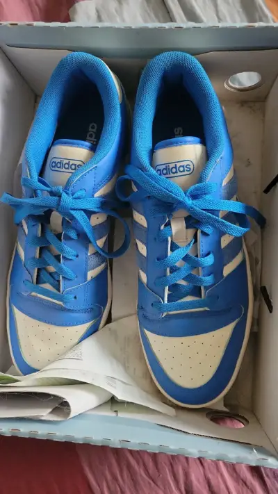 Zapatillas deportivas Adidas azules y blancas - miniatura 1