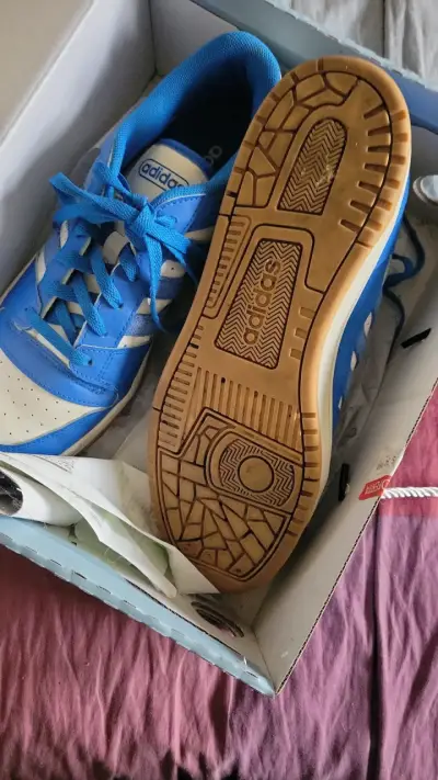 Zapatillas deportivas Adidas azules y blancas - miniatura 4