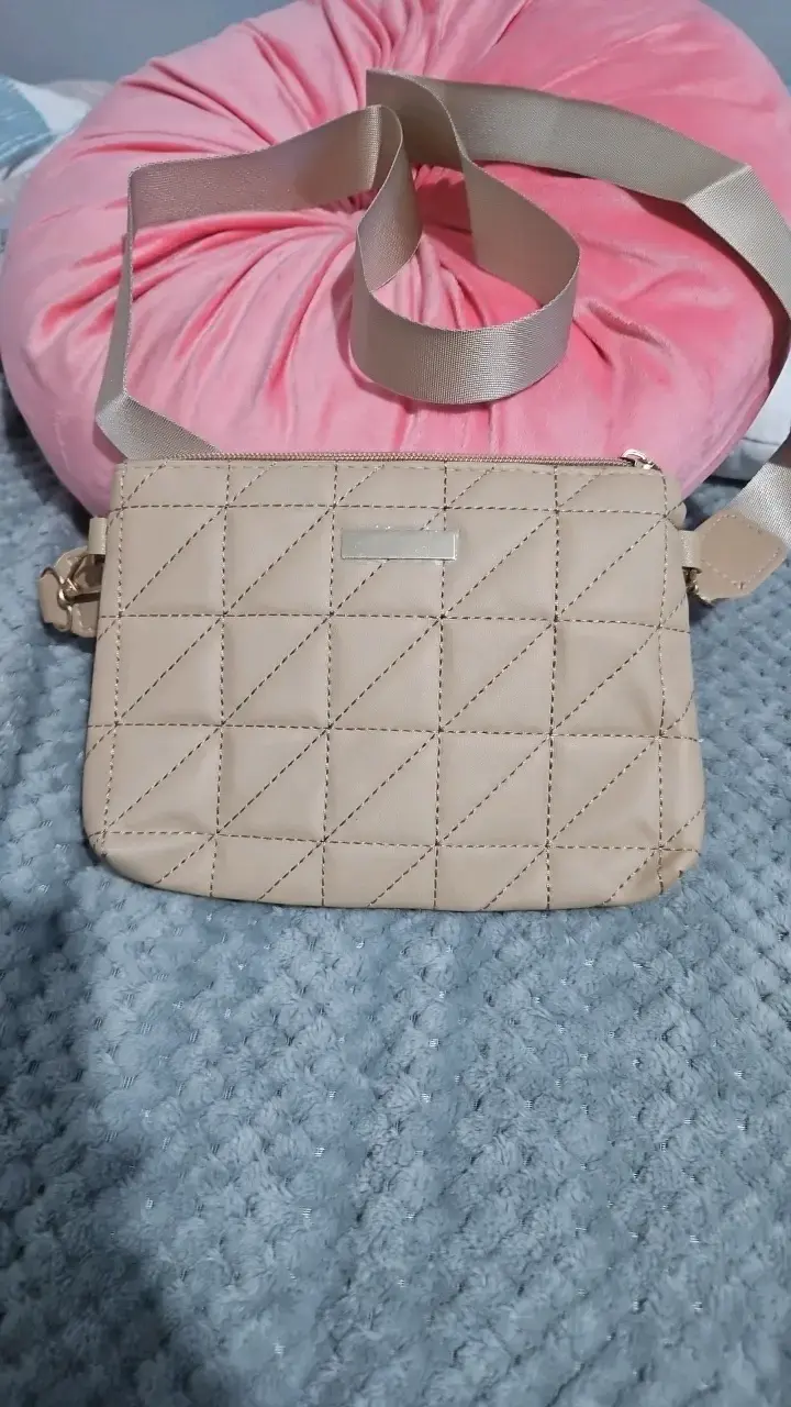 Cartera beige acolchada con correa ajustable