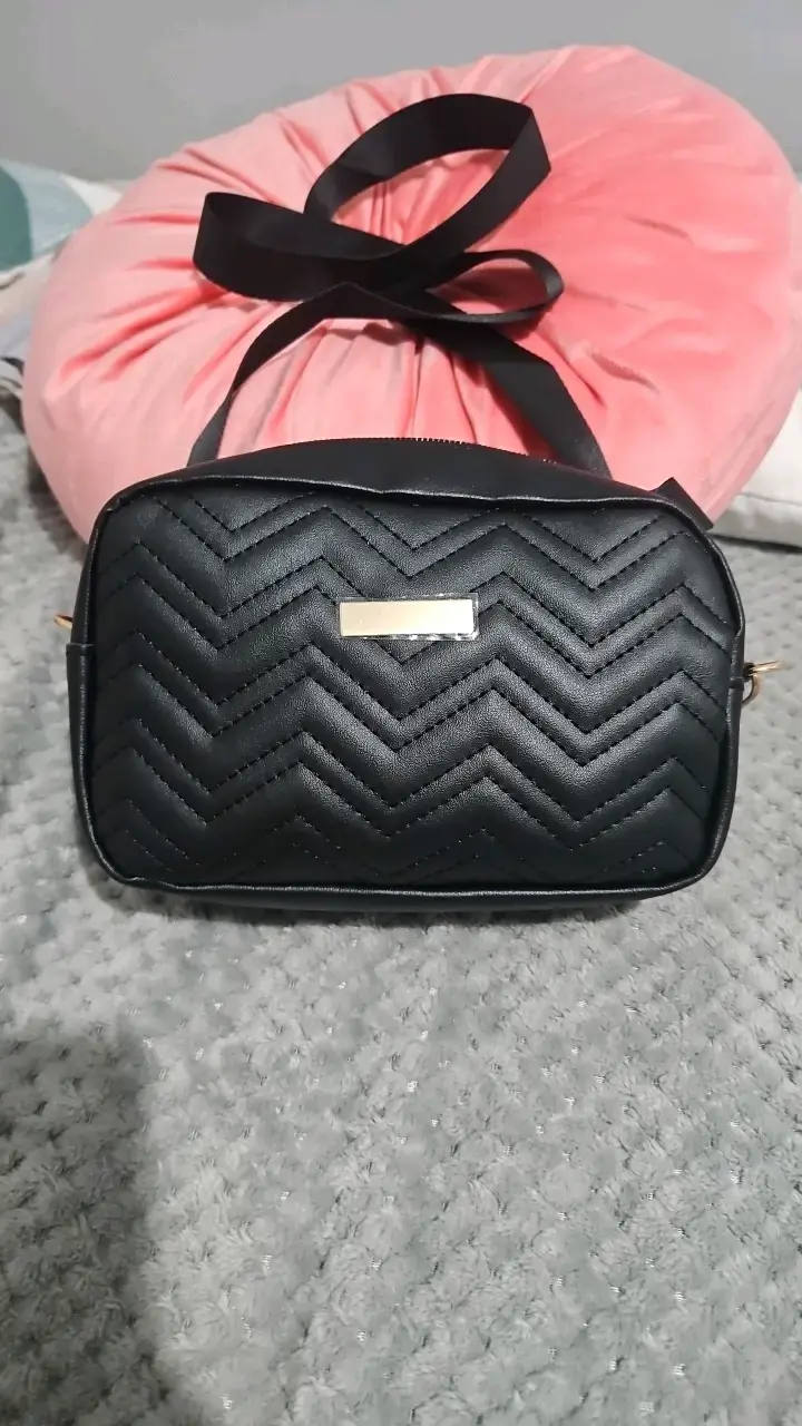 Cartera negra con diseño chevron