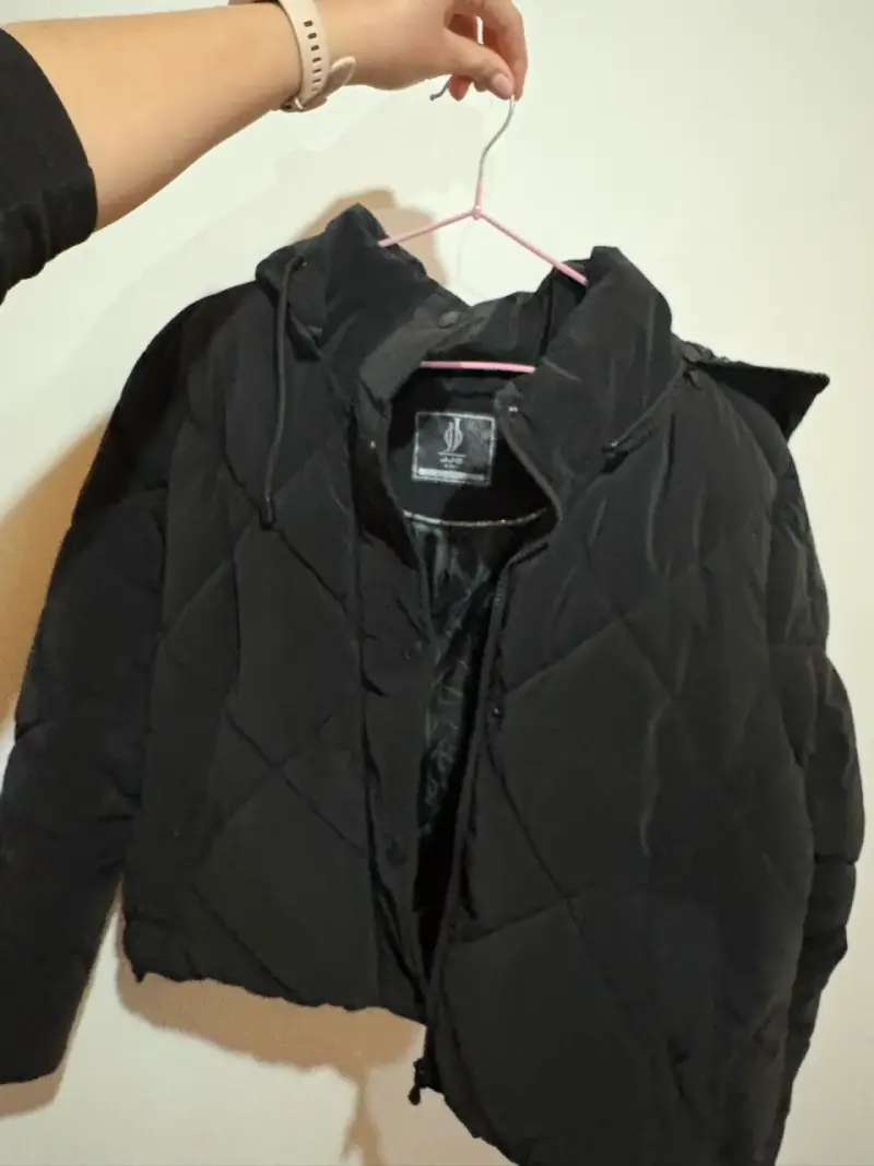 Chaqueta acolchada negra con capucha para mujer - 1