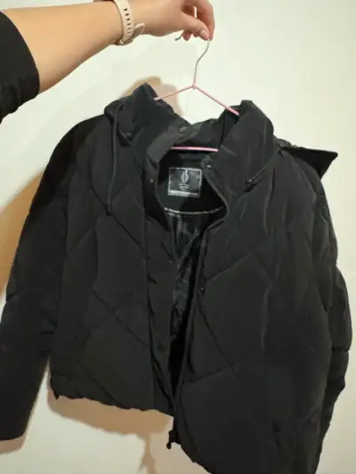 Chaqueta acolchada negra con capucha para mujer - miniatura 1
