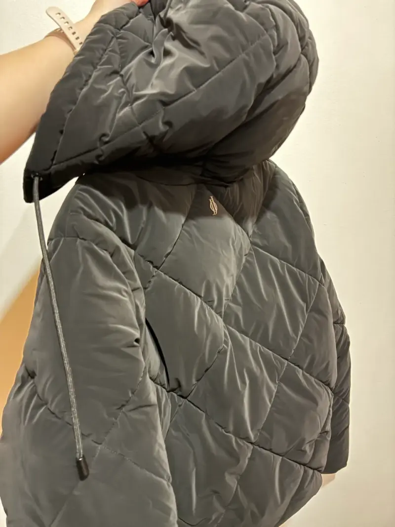 Chaqueta acolchada negra con capucha para mujer - 2