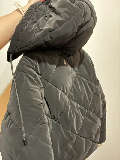 Chaqueta acolchada negra con capucha para mujer - miniatura 2